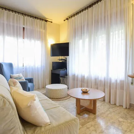 Holiday home 3 Bedroom Stunning In Dei Marmi *