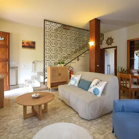 3 Bedroom Stunning In Dei Marmi Holiday home